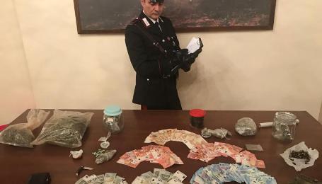 Scoperto appartamento usato per spaccio e consumo di droga I carabinieri lo hanno individuato nella centralissima via Popilia di Cosenza. Una volta entrati hanno trovato dei giovani che stavano assumendo stupefacenti, due arresti