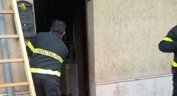 Polistena, trovato carbonizzato in casa il corpo di un uomo La vittima è il professore Raffaele Zurzolo. Oggi alle 16,30 i funerali - FOTO - i particolari della morte dello studioso di Polistena 