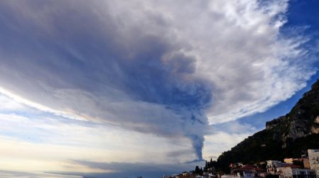 Eruzione Etna, chiuso l’aeroporto di Reggio Calabria Cenere vulcanica in tutto lo Stretto. Voli dirottati a Lamezia