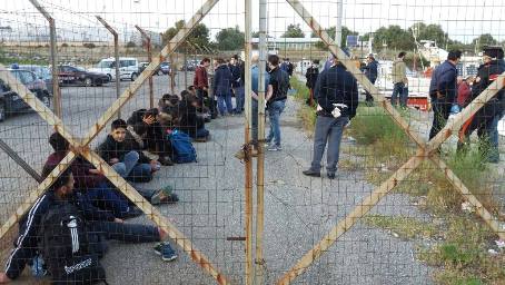 Migranti sbarcati a Gioia Tauro, anche bambini Sono 37, tra cui 6 bambini, gli immigrati appena arrivati nella città del porto