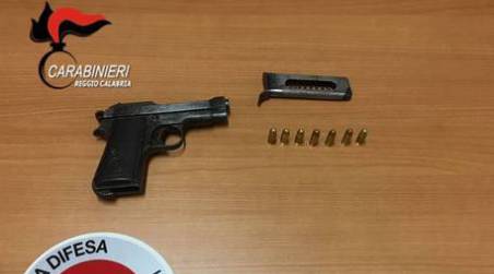 Nascondeva una pistola in auto, arrestato un 85enne La pistola, clandestina, era completa di serbatoio con sette cartucce e colpo in canna, ben lubrificata e pronta all'uso