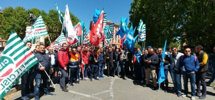 Gioia Tauro, stop a sciopero portuali: a Roma prima fumata bianca Piano degli esuberi da redifinire. Si è anche stabilito che il ministero svolgerà il ruolo di facilitatore nel dialogo tra le parti e tra le linee di azione è stata decisa la riattivazione del tavolo di coordinamento dell’Apq 