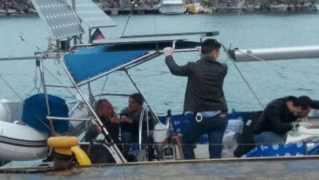 Gioia Tauro, arrestati due scafisti Trasportarono 35 migranti a bordo di un'imbarcazione a vela