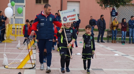 Melicucco, successo per il torneo “Stracalciando” Per quasi tre ore la piazza Senatore Domenico Romano è stata piacevolmente invasa da oltre un centinaio di ragazzi di età compresa tra i 5 e i 9 anni che si sono confrontati in mini incontri 