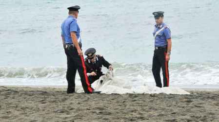 Giallo a Nicotera: trovato cadavere sulla spiaggia Il corpo è stato ritrovato da un passante 