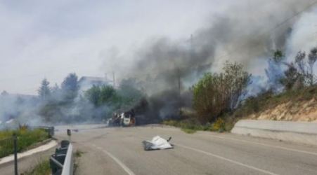 Ambulanza prende fuoco mentre rientra in ospedale Completamente distrutto il veicolo sanitario. Intervento dei Vigili del Fuoco