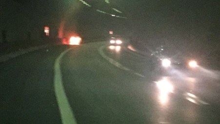 Auto in fiamme in galleria sulla Salerno-Reggio Calabria Sul posto è intervenuta la Polizia