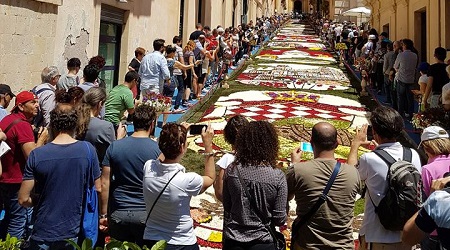 Infiorata, Taurianova in trasferta a Noto Per il secondo anno consecutivo, la Pro Loco "Taurianova nel cuore", presenzierà alla manifestazione floreale siciliana