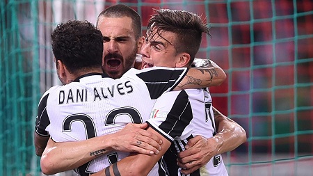 Calcio, serie A: la Juventus è campione d’Italia Sesto scudetto consecutivo per la squadra bianconera. Vittoria per tre reti a zero contro il Crotone. Calabresi ad un passo dalla retrocessione