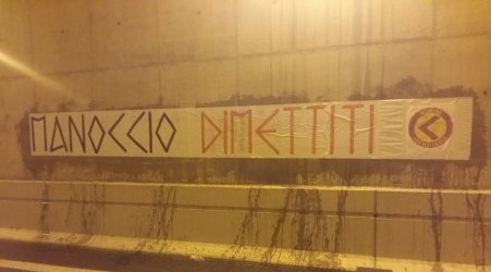 Progetti Sprar, protesta in Regione di “Azione Identitaria” Striscione contro l'assessore regionale Giovanni Manoccio