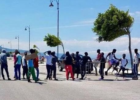 Protesta migranti a Vibo Valentia, bloccata strada Un gruppo di migranti, ospiti di una struttura di accoglienza, ha occupato stamattina una delle vie principali di Vibo Marina impedendo, così, il transito dei veicoli