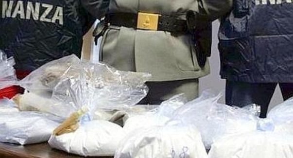 Porto Gioia Tauro, nuovo sequestro di cocaina della Guardia di Finanza Gli uomini delle Fiamme Gialle hanno confiscato più di 25 chili di sostanza stupefacente che avrebbe fruttato circa 5 milioni di euro