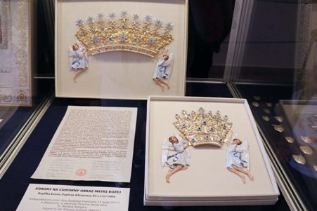 I Diademi realizzati da Affidato presentati a Czestochowa Tanti i fedeli che ammirano i nuovi diademi creati  per la Madonna Polacca in attesa della storica incoronazione