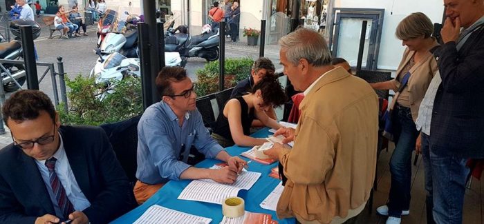 Referendum giustizia, firmano in 2000 in Calabria Straordinario successo della carovana per la giustizia organizzata dai radicali e dalla camera penali. Ecco gli appuntamenti di oggi e domani di Rita Bernardini e D'Elia 