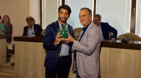 Il Riccio di Gerardo Sacco per celebrare l’impresa del Fc Crotone La creazione del maestro orafo è stata consegnata al direttore generale Raffaele Vrenna; è un otre beneaugurante richiamato nel gioiello portafortuna appositamente realizzato in occasione della storica promozione dello scorso anno