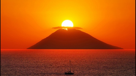 Tramonto Stromboli “Patrimonio dell’Umanità” L'economia della bellezza applicata al territorio secondo la ricercatrice Francesca Agostino promotrice dell'iniziativa