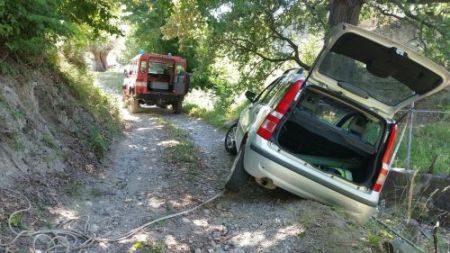 Siderno, auto finisce fuori strada: illesa la conducente I Vigili del Fuoco impegnati nel recupero dell'abitacolo