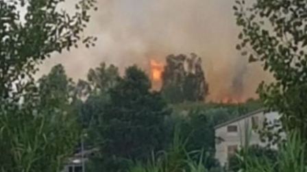 Vasto incendio in discarica rifiuti tra Castrolibero e Rende Le fiamme non hanno creato danni alle abitazioni