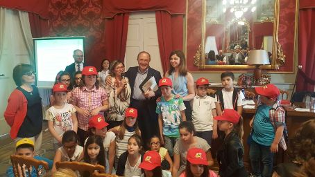 “Concorso di idee”: primo posto per gli studenti di Cariati Gli alunni premiati a Cosenza dal presidente Iacucci.  Le congratulazioni della sindaca Greco, che ha detto: «L’educazione ambientale inizia dalle scuole»  