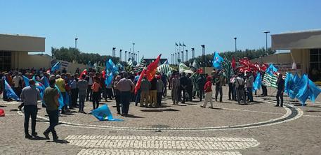 Lavoro, protesta sindacati contro Regione: “Basta annunci” "Basta con convegnistica, propaganda elettorale e annunci. È arrivato il momento dei fatti concreti". Sono alcune delle richieste di Cgil, Cisl e Uil che hanno inscenato a Catanzaro una manifestazione alla Cittadella per sollecitare alla Regione "l'attivazione di politiche attive per il lavoro"