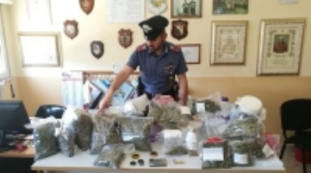 Scoperta serra di marijuana, ai domiciliari padre e figlio Sono accusati di coltivazione e detenzione di droga