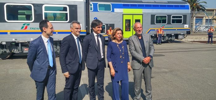 Hitachi Rail consegna carrozze Vivalto per Trenitalia Hanno lasciato lo stabilimento Hitachi Rail Italy di Reggio Calabria le ultime Carrozze Doppio Piano Trasporto Regionale del treno "Vivalto", frutto di una commessa per Trenitalia