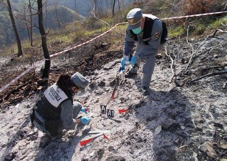 Incendio dopo bruciatura erbacce, due denunce Due persone, il proprietario di un fondo agricolo e un operaio, sono state denunciate a Cetraro dai Carabinieri Forestale con l'accusa di incendio colposo