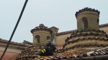 Fulmine danneggia una chiesa nel territorio reggino Innescato anche un incendio che è stato spento dai Vigili del Fuoco