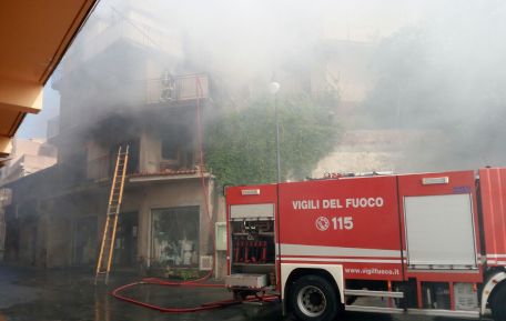 Fabbricato in fiamme a Motta San Giovanni Il sindaco Giovanni Verduci ordina la chiusura al traffico in via precauzionale 