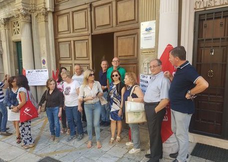 Reggio, protestano i medici della medicina dei servizi Sit-in davanti alla sede dell'Asp