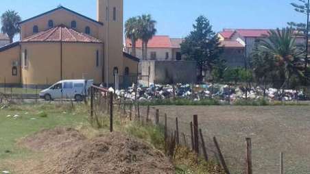 Lascia rifiuti in strada, fotografato da un cittadino La polizia municipale di Briatico ha avviato gli accertamenti per identificare l'uomo che é stato fotografato mentre abbandonava rifiuti per strada dopo averli scaricati da un furgone che riportava il logo di una tavola calda