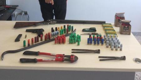 Trovato con armi clandestine e mezzi rubati, arrestato Avrebbero già compiuto e stavano progettando furti nella zona di Cirò Marina, ma sono stati individuati dai carabinieri della Compagnia di Cirò Marina