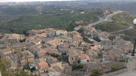 Tutto pronto a Gerace per la presentazione del romanzo “Il mio posto è qui” Il doppio evento si terrà giovedì 9 maggio con due distinti momenti. Il primo momento è dedicato alla presentazione del libro, edito da Sperling & Kupfer, presso la Cittadella Vescovile