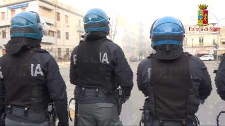 Petardi durante partita Catanzaro, Daspo a minorenne Denunciato dalla Digos. Stop a manifestazioni sportive per cinque anni