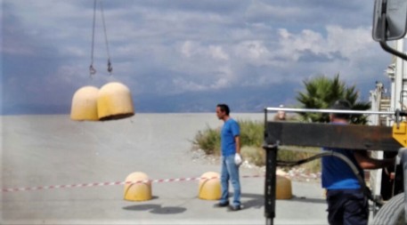 Spiaggia di Punta Pellaro chiusa al transito dei veicoli a motore Già collocati i dissuasori nell'area del litorale e nelle traverse di accesso al mare lungo la via Bosco che conduce a Bocale