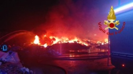 Incendio Ecorad, è dolo? Nel 2014 esplosi 13 bossoli L'azienda è di proprietà della famiglia di Roberta Guinicelli, ex amministratrice gioiese. Il vasto incendio ha coinvolto l'area della zona industriale. Due Vigili del fuoco colti da malore durante le operazioni di spegnimento