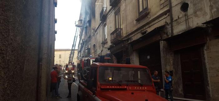 Appartamento in fiamme, 3 vittime a Cosenza. In cenere le opere del grande filosofo Telesio I cadaveri sono stati trovati dai vigili del fuoco, si tratta di 2 uomini e una donna