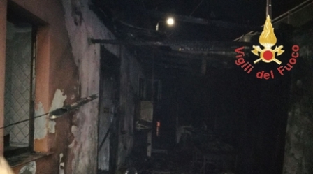 Incendiato nella notte ristorante a Catanzaro Locali seriamente danneggiati. Fiamme spente da Vigili del fuoco