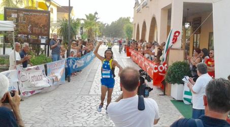 Spingola vince la StraCassano Sul percorso di Marina di Sibari l'atleta della Asd CorriCastrovillari trionfa con un gran tempo