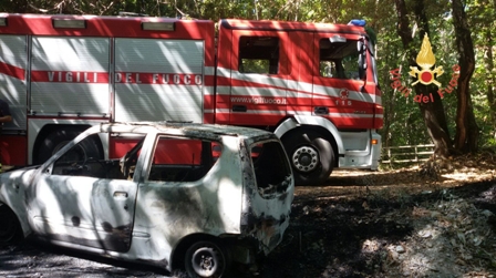 Autovettura distrutta dalle fiamme nel catanzarese Sul posto Vigili del Fuoco e Carabinieri