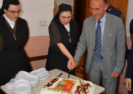 Reggio, Polizia dona dolce a mensa centro ascolto In occasione della ricorrenza della Festa del patrono della Polizia di Stato San Michele Arcangelo