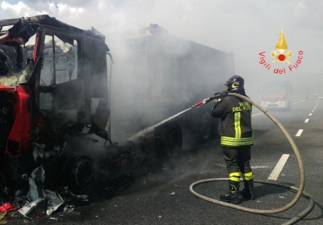 Tir prende fuoco sulla SS 280 direzione Germaneto L'autista è riuscito ad abbandonare il mezzo in tempo