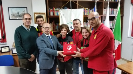 Parco Aspromonte dona defibrillatore a Soccorso Alpino La donazione rientra nell’ambito di un più ampio e significativo Protocollo d’Intesa siglato tra l’Ente Parco ed il Soccorso Alpino