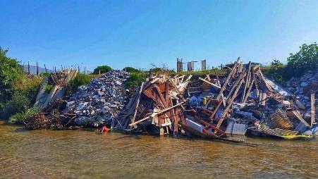 Comitato 7 Agosto denuncia presenza discarica abusiva Presente su uno degli argini del fiume Mesima. Sollecitati interventi urgenti per la bonifica. Gli attivisti: "Non ci voltiamo dall'altra parte"