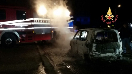 Incendio autovettura, intervento Vigili del Fuoco L'auto è andata completamente distrutta