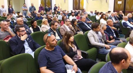 Reggio Calabria organizza attività culturali per il Natale Straordinaria partecipazione all’incontro con i cittadini e le associazioni 