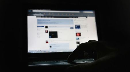 Adescava minorenni sui social network: arrestato 60enne Le ha indotte ad avere rapporti sessuali approfittando delle condizioni di bisogno economico delle ragazze