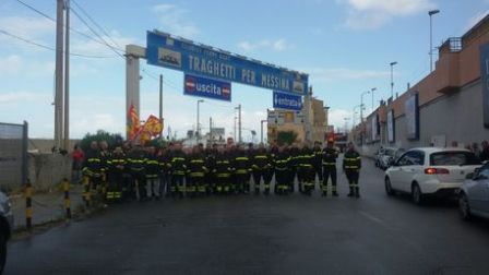 Protesta Vigili del Fuoco, disagi a Villa San Giovanni Manifestazione per sollecitare la loro assunzione nel Corpo. Dieni: «Dare certezze ai precari storici»