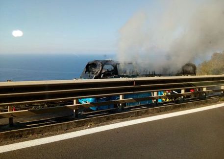 Pullman Lirosi in fiamme sull’A2, nessun ferito Trasportava in maggior parte studenti delle università di Catanzaro e della Calabria. La nota della Cgil