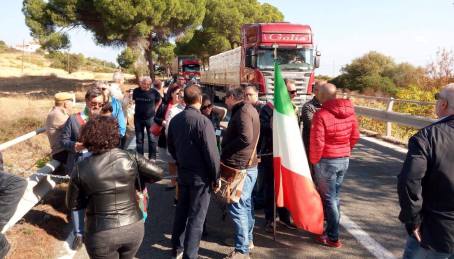 No a nuovo tracciato SS 106, sindaco s’incatena Pugliese: «Lo spettacolo inscenato oggi dal primo cittadino di Amendolara non merita alcun commento!» 